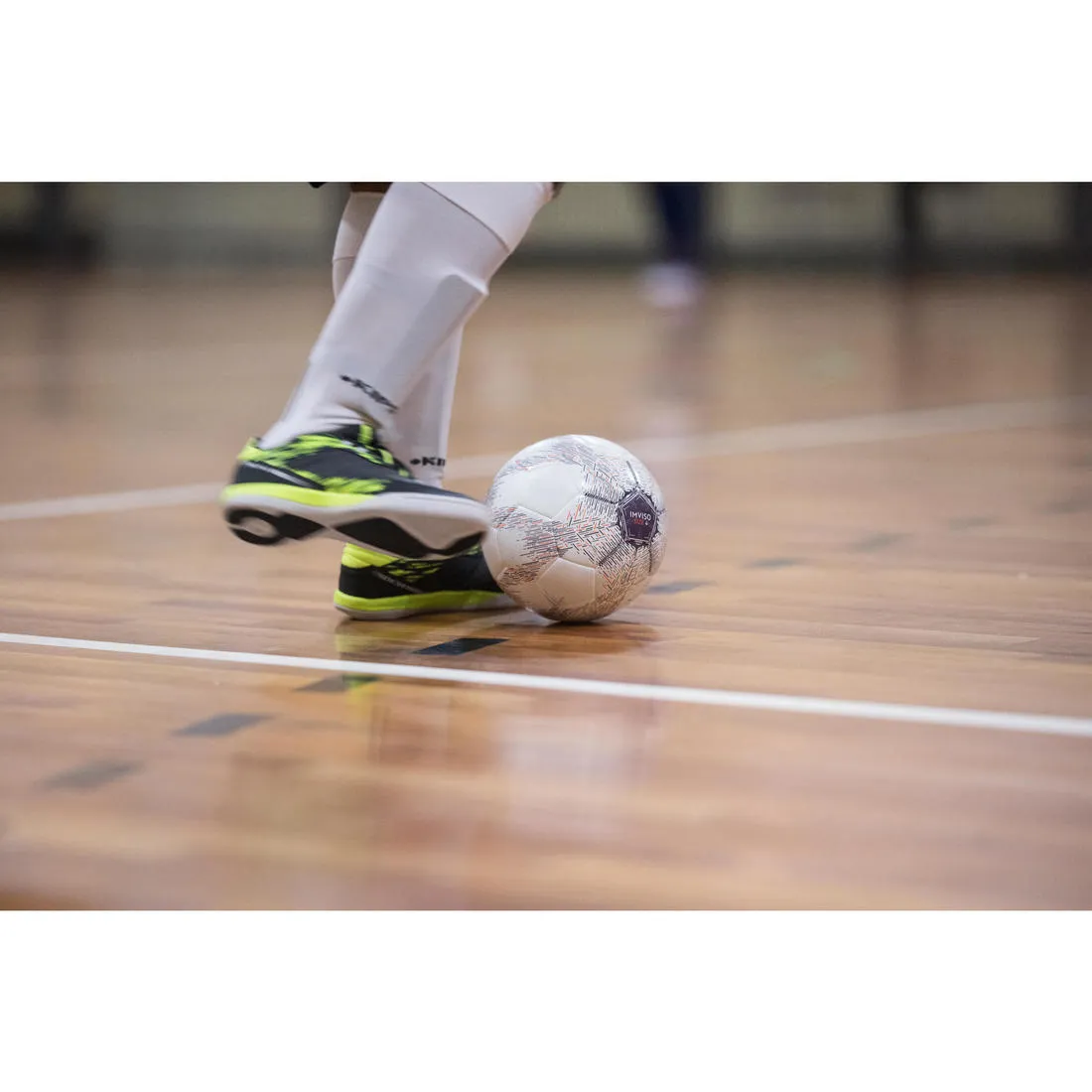100 Hybrid 63cm Futsal Ball - White